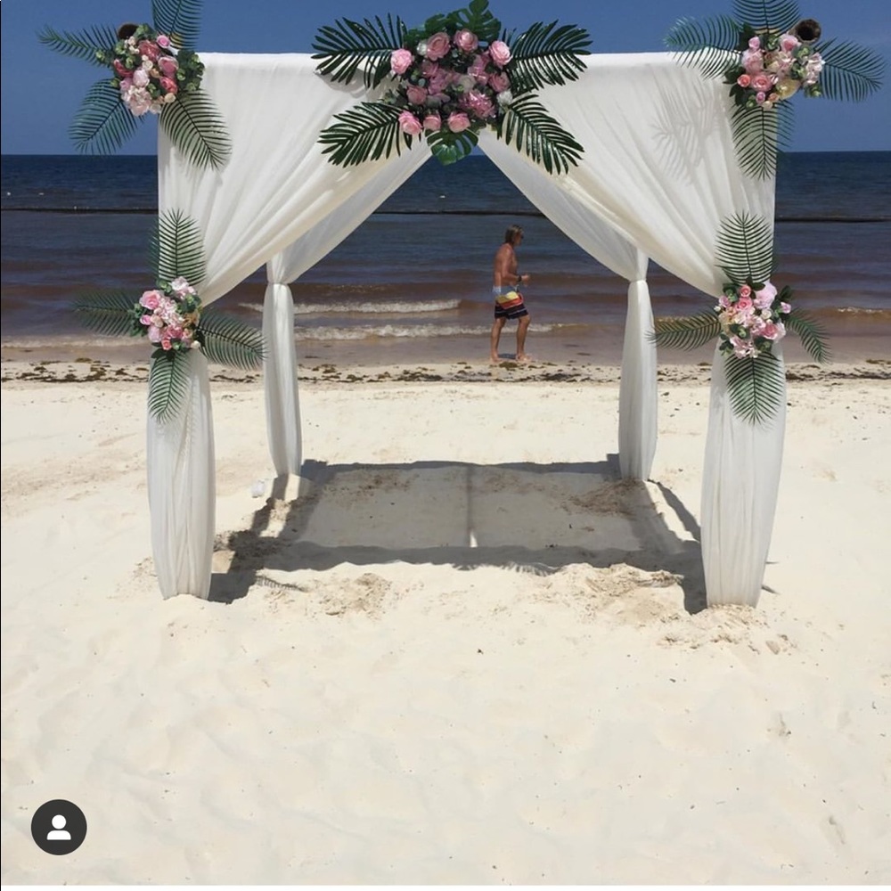 Wedding Arch Deco: Faux Flowers & Greenery